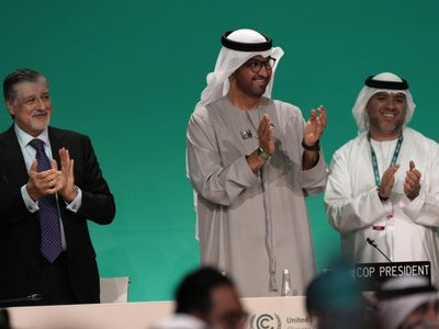 Delegados en la COP28 acuerdan "transición para alejarse" de los combustibles fósiles