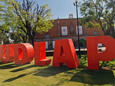 Denuncian despidos masivos en la UDLAP