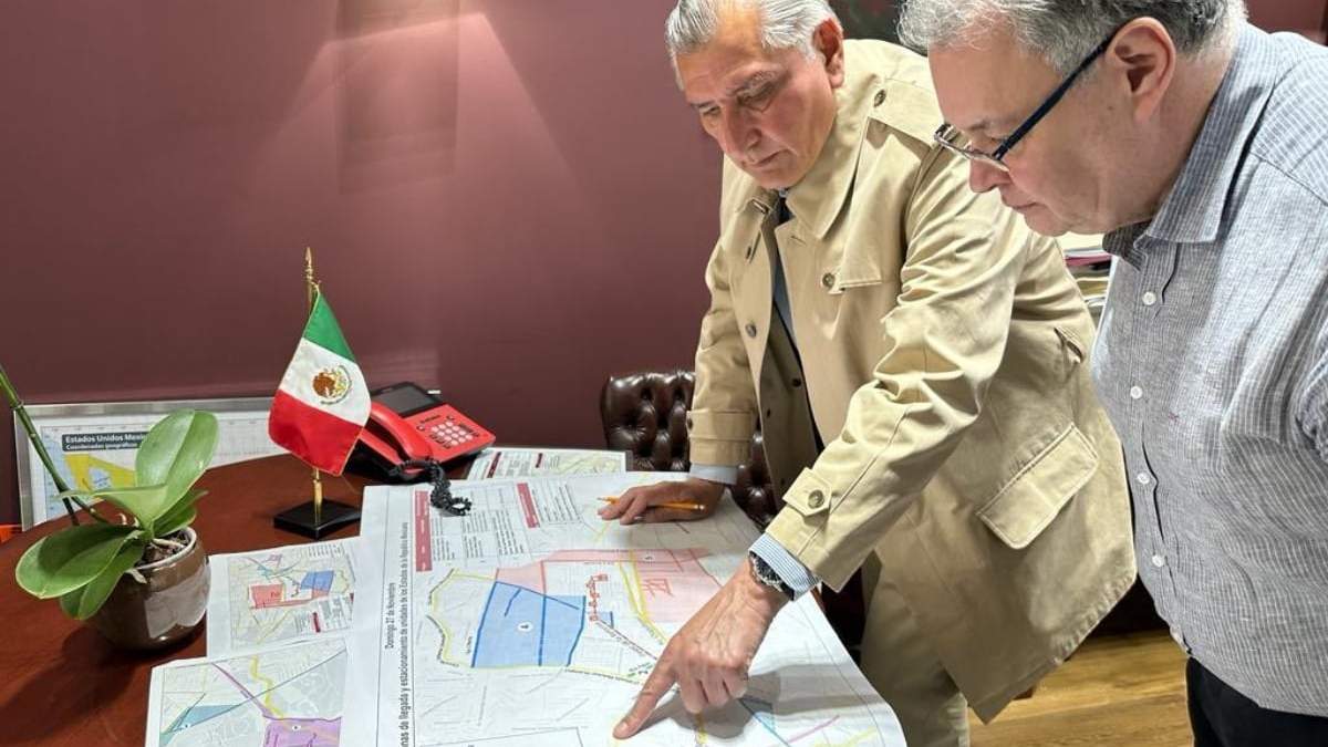 El secretario de Gobernación en los preparativos de la marcha