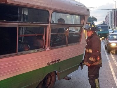 Choca un microbús en la colonia Portales; hay 10 heridos