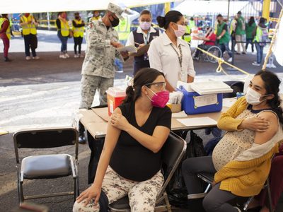Embarazadas tienen 22% más riesgo de morir si se contagian de covid-19: especialista