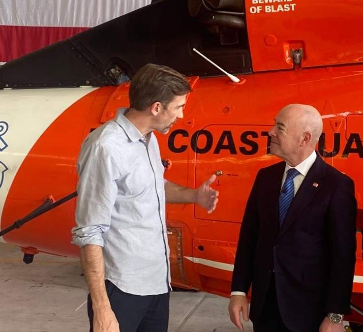 Alonso Castillo Cuevas con Alejandro Mayorkas, secretario de Seguridad Nacional de Estados Unidos