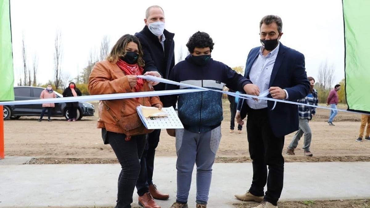 Entrega de viviendas en Río Colorado. Fuente: (Twitter)