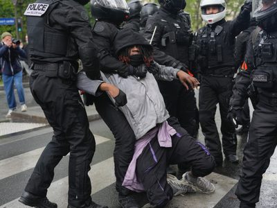 Detienen a casi 300 personas durante movilizaciones por el Día del Trabajador en Francia