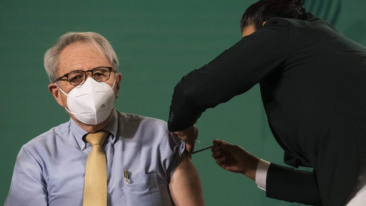 El secretario de Salud, Jorge Alcocer, siendo vacunado contra el covid-19