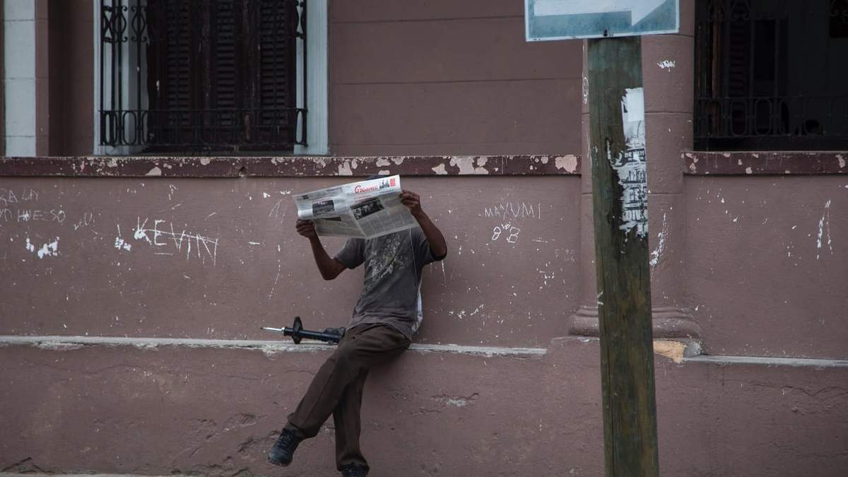 Un cubano lee el periódico oficialista Granma en La Habana