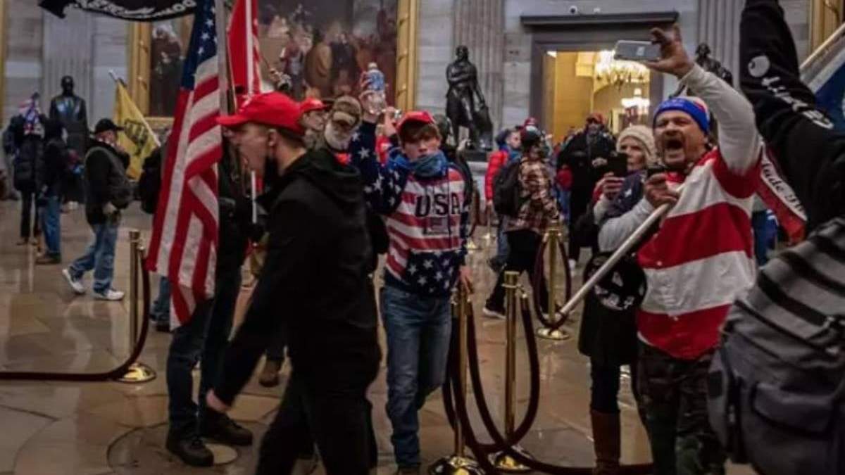 Partidarios de Trump durante al asalto al Capitolio el 6 de enero