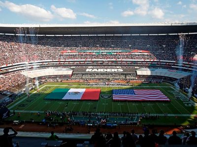 AMLO sigue los pasos de Peña ante la NFL: gastar