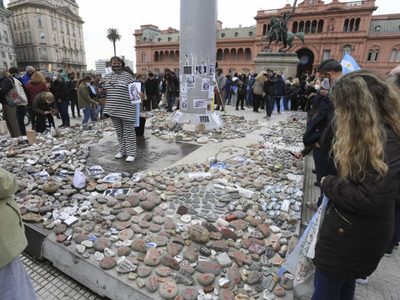 El lado B de la “Marcha de las Piedras”: vandalizaron los pañuelos de las Madres de Plaza de Mayo