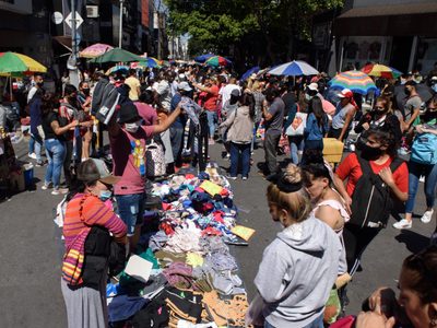 Rebrote de coronavirus: suben los casos en CABA mientras miles se amontonan en Flores