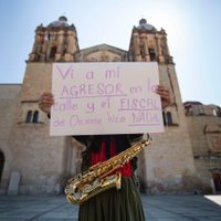 Saxofonista atacada con ácido denuncia que Alejandro Murat suspendió sus tratamientos