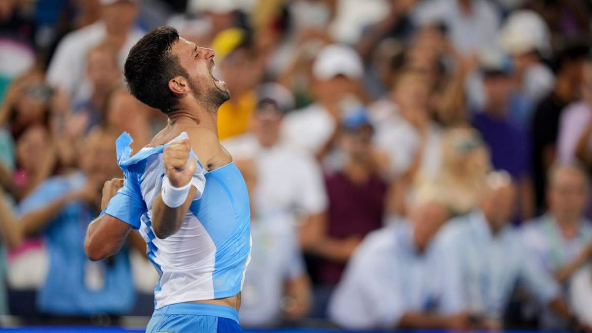 Novak Djokovic se desgarra la camiseta tras derrotar a Carlos Alcaraz en la final del Masters de Cincinnati