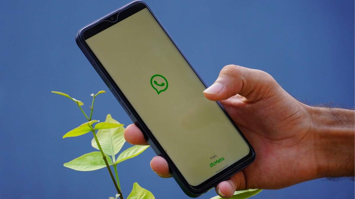 La función "Conservar en el chat" de WhatsApp permite a los usuarios guardar mensajes específicos en conversaciones con mensajes temporales activados.