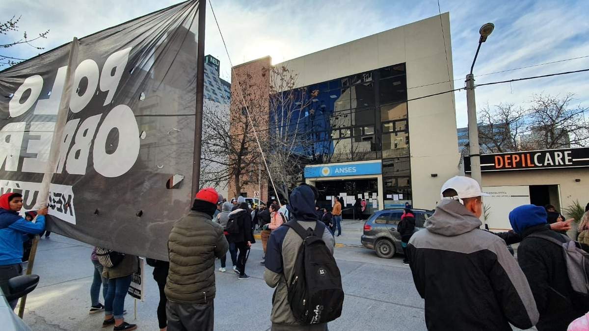 Polo Obrero en Neuquén en la marcha contra del ajuste. Fuente: (Javier Manzano)
