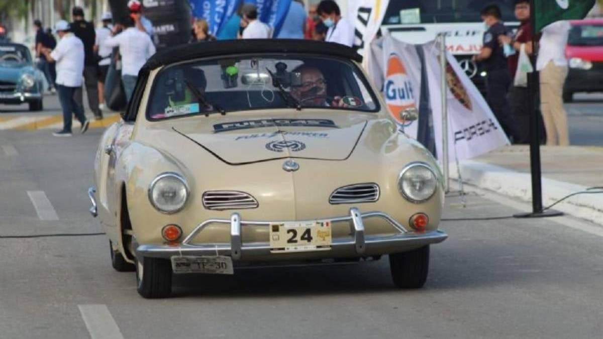 El expresidente en el auto con el que regresó a la carrera