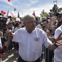 AMLO en Juárez: alza una mano, alza las dos y su promesa de desterrar la corrupción (Video)
