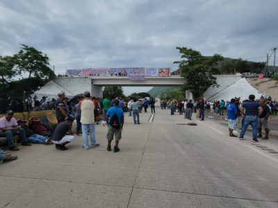 Colapsan la autopista del Sol y la federal México-Acapulco