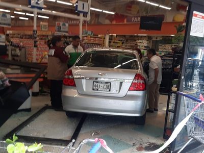 Mujer de 91 años estrella su auto contra un Sumesa y lesiona a cuatro personas en Coyoacán (Video)