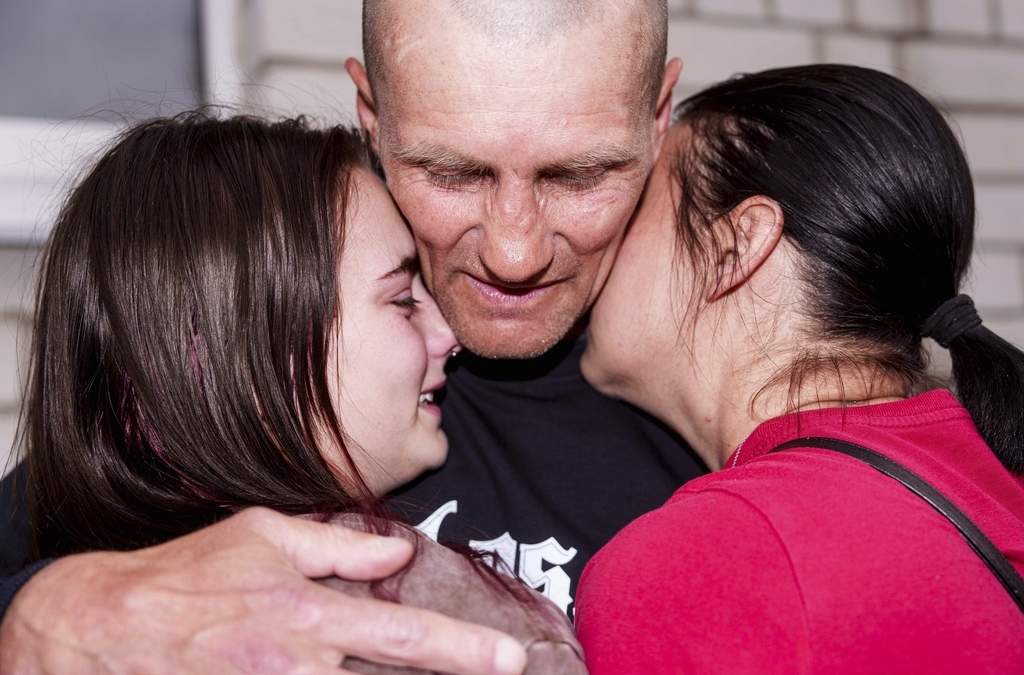 Un soldado ucraniano abraza a dos mujeres tras volver del cautiverio en un intercambio de prisioneros entre Rusia y Ucrania, en la región de Chernyhiv, Ucrania, el sábado 24 de mayo de 2025