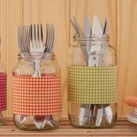 Si tenés frascos de vidrio y retazos de telas viejas, no los tirés: creá esto tan práctico para tu cocina