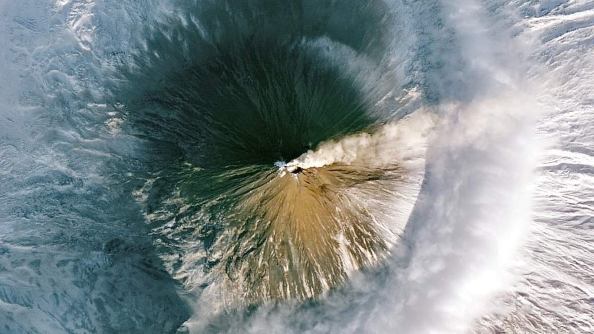Volcán activo en la Península siberiana de Kamchatka