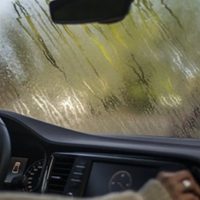 Que la humedad no te gane: el tip para que los vidrios de tu auto no se empañen más desde adentro