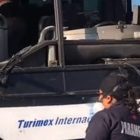 Chocan tres autobuses que llevaban trabajadores a Texas para ser vacunados