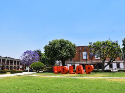 Padres acusan “chicanada” de juez por sobreseer amparo que ordenaba entregar campus de  la UDLAP