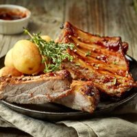 Se cortan con cuchara: el secreto para hornear las costillas de cerdo y que queden jugosas y deliciosas