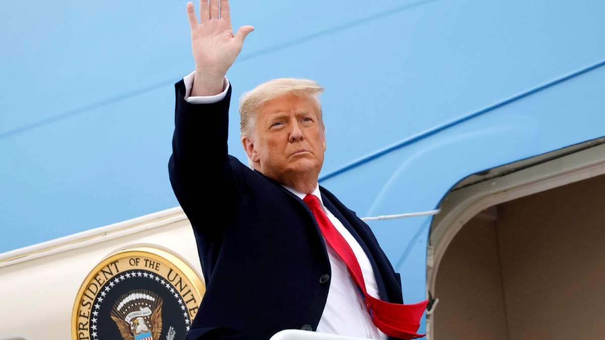 Donald Trump se despidió de la Casa Blanca junto a su esposa. Fuente: (Twitter)