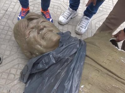 El gobierno de Jeanine Áñez tiró a martillazos un busto de Evo Morales en Bolivia (Video)