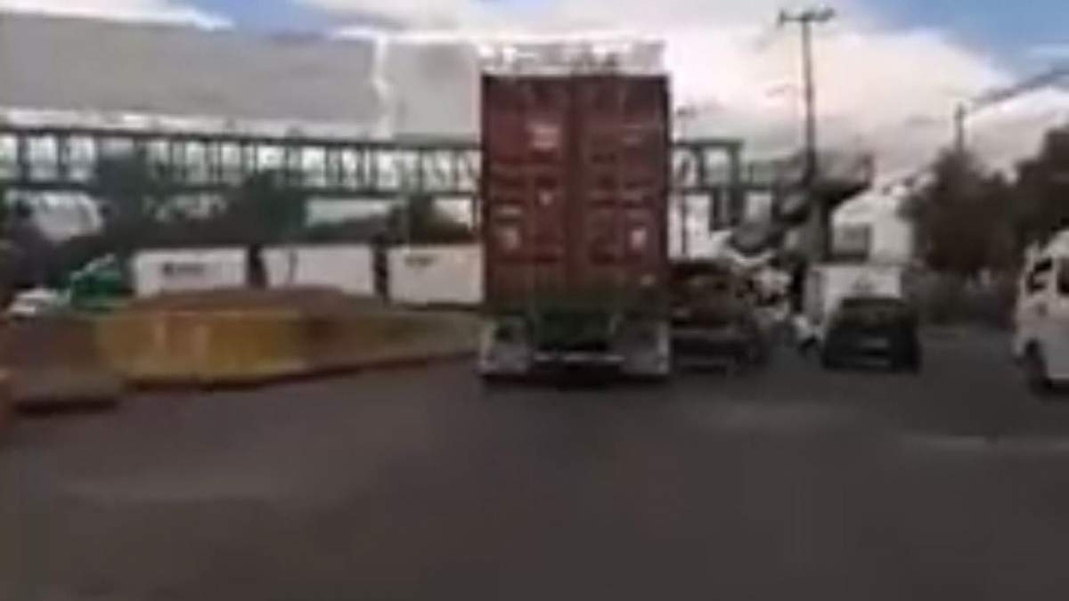 Trailero atropella a automovilista