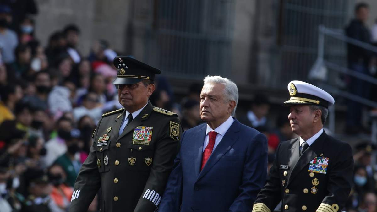 López Obrador con las Fuerzas Armadas. Militarización de las calles con la 4T