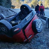 El hielo provocó un vuelco y dos despistes en cercanías de Villa La Angostura