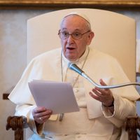 El papa Francisco pidió que no se les dé prioridad a los ricos en el acceso a la vacuna
