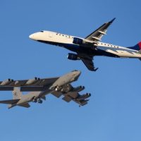 Un avión de pasajeros casi choca en el aire con una aeronave militar