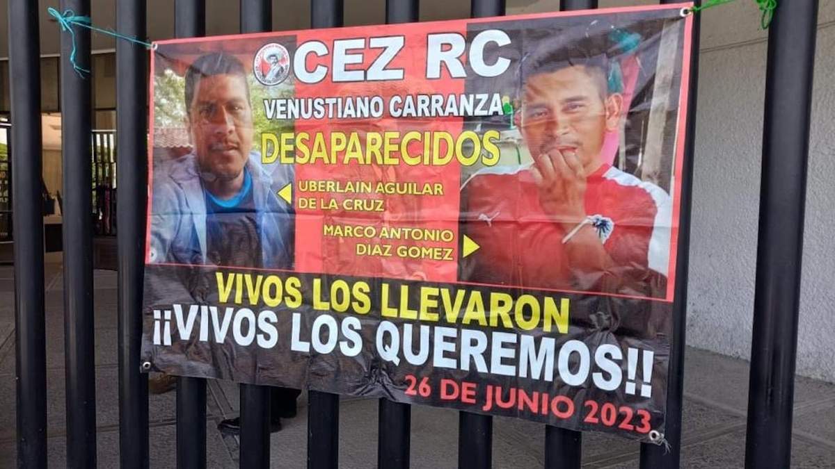 Familiares de los desaparecidos Uberlaín Aguilar de la Cruz y Marco Antonio Díaz Gómez de la OCEZ se manifestaron frente a la Fiscalía General del Estado