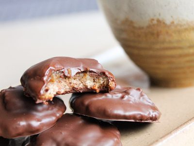 Bocaditos de dulce de leche y chocolate, sin harina y súper fáciles: la receta ideal para ese antojo
