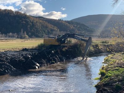 San Martín de los Andes: Municipalidad realiza tareas de limpieza de arroyos
