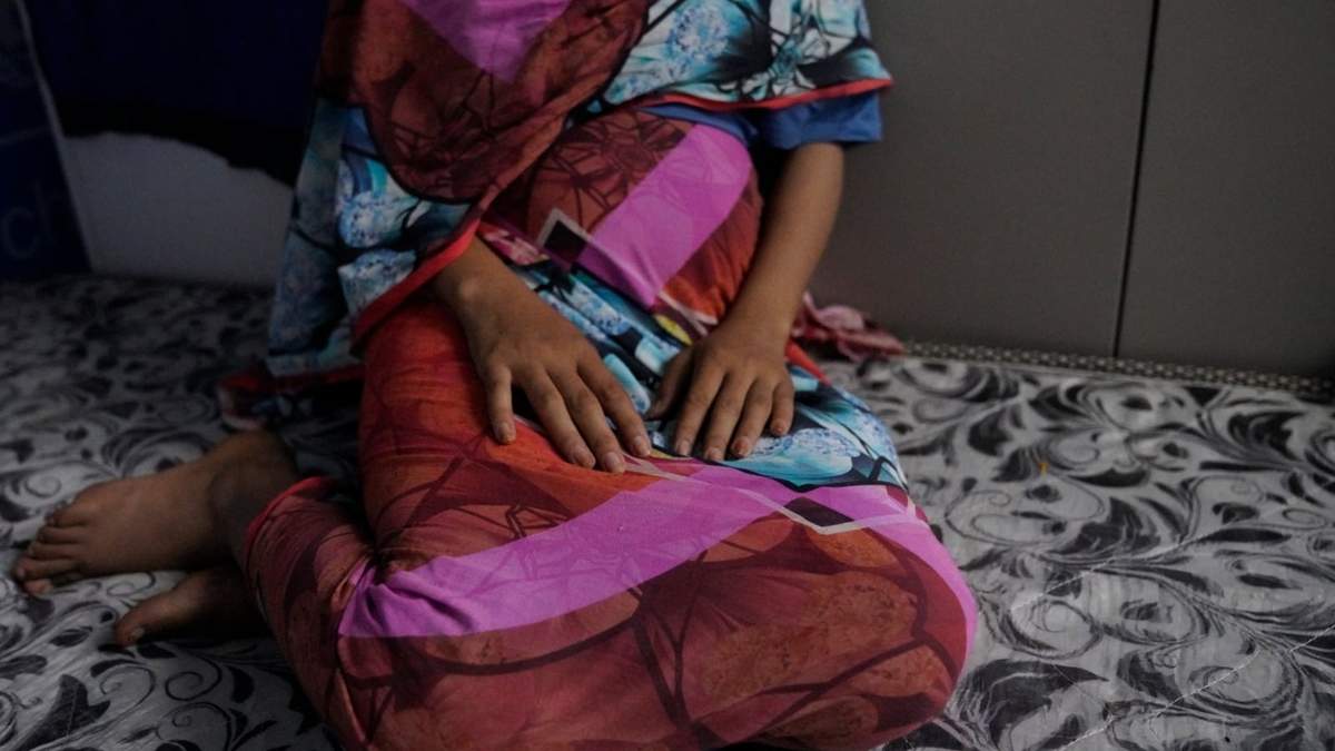 Una víctima de violación, de 16 años, descansa en un colchón en una oficina de UNICEF en Sudán, el 2 de diciembre de 2024