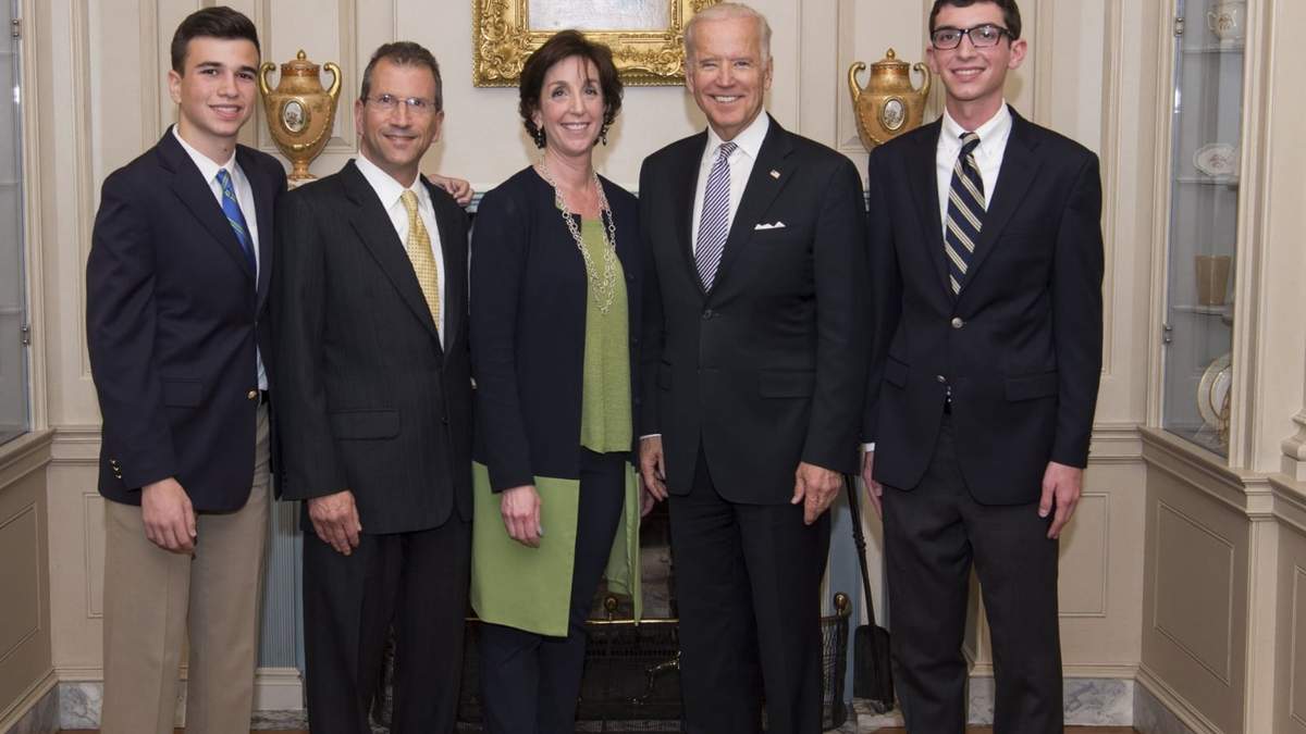Al centro, Roberta Jacobson y Joe Biden
