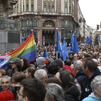 Protestan en Hungría por cuarta semana consecutiva contra ley que prohíbe eventos de orgullo gay