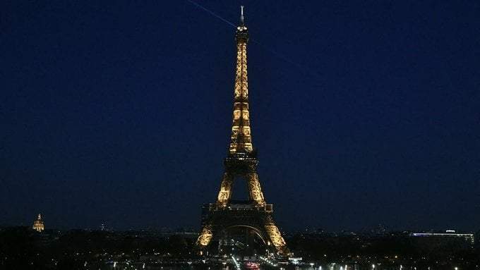 Apagan temprano las luces de la Torre Eiffel