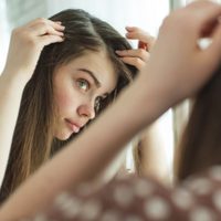 Si se te cae mucho el cabello, prepará este tónico "mágico" para fortalecerlo y reducir la pérdida