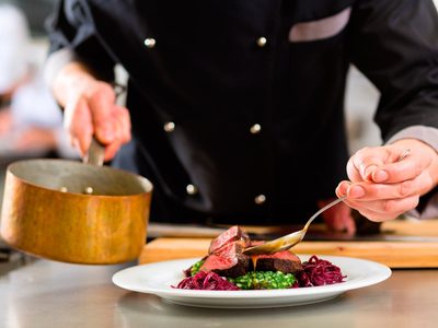 ¿El coronavirus se transmite por los alimentos?