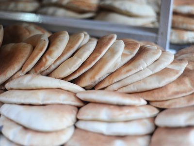 Pan árabe integral y crujiente: con pocos ingredientes y listo en minutos para hacer tostados