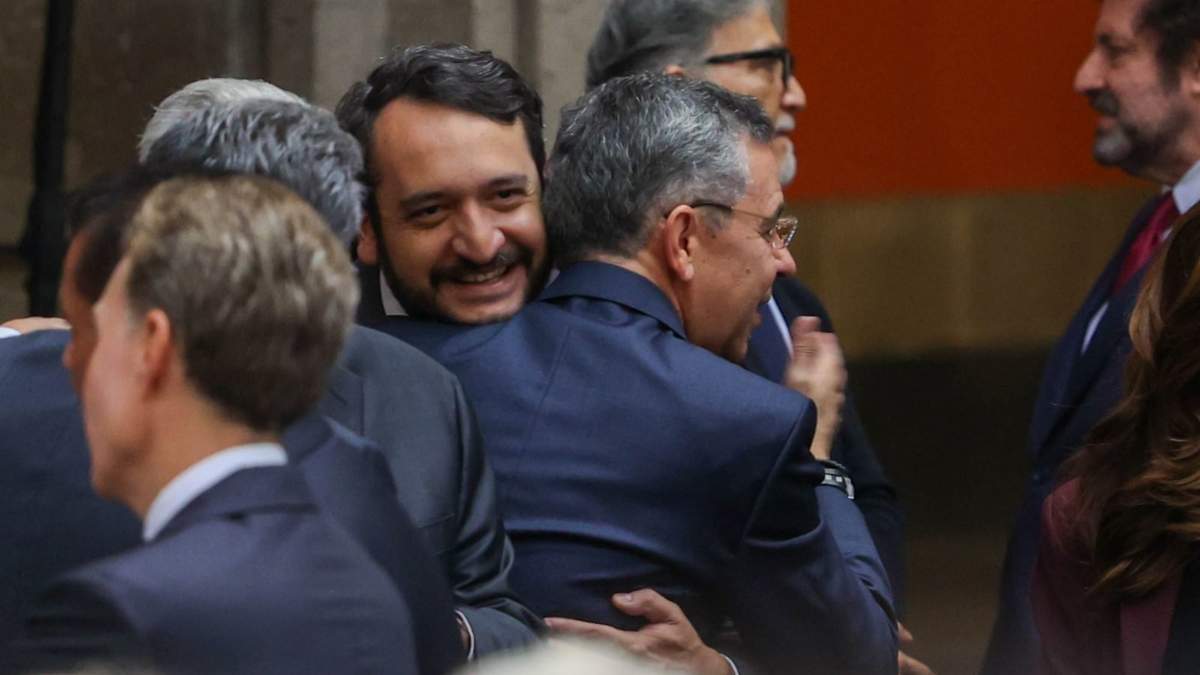 Andrés Manuel López Beltrán saluda a César Yáñez en Palacio Nacional