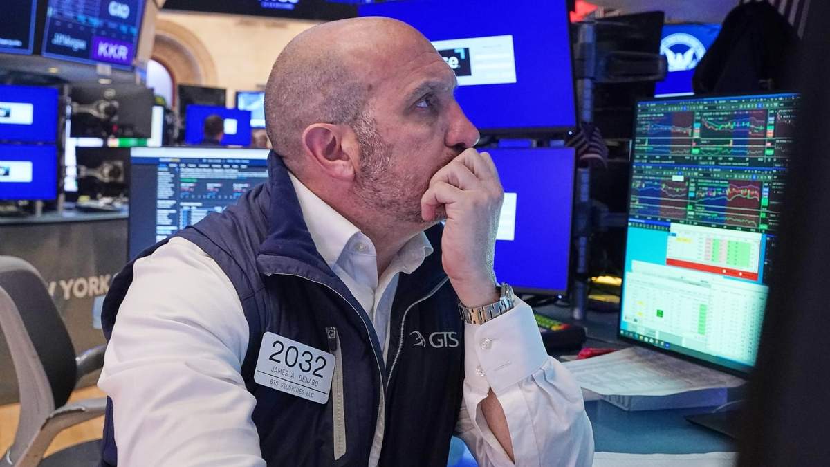 El especialista James Denaro trabaja en su puesto en la sala de operaciones de la Bolsa de Nueva York, el lunes 20 de abril de 2026