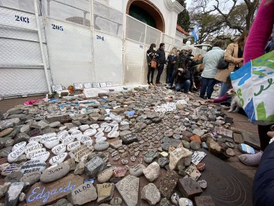Homenaje a las victimas de coronavirus: cientos de personas participaron de la Marcha de Las Piedras
