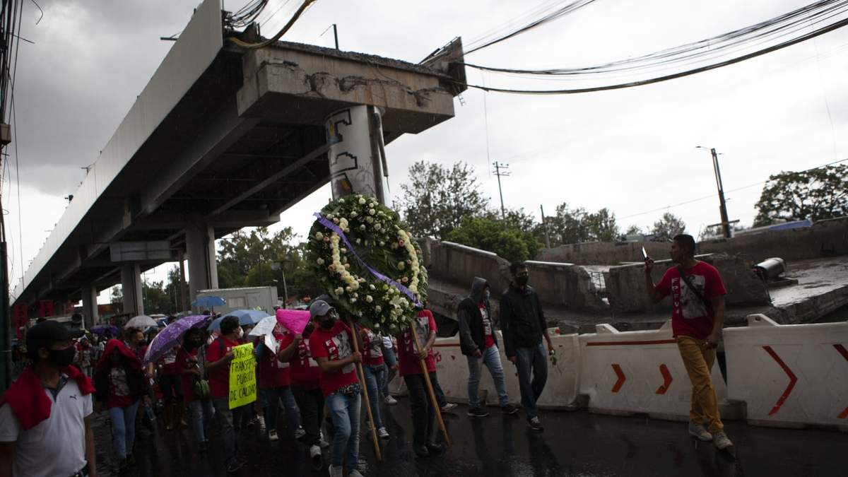 Una manifestación frente al tramo de la Línea 12 que colapsó el 3 de mayo